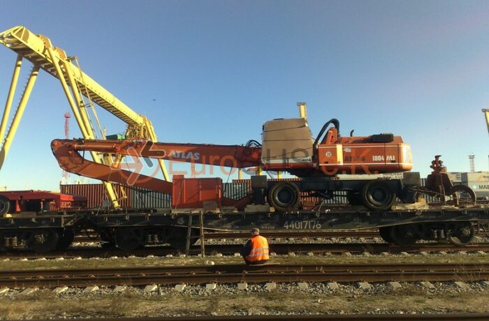 Transport of an excavator TEREX TM 350 (ATLAS 1804 MI)